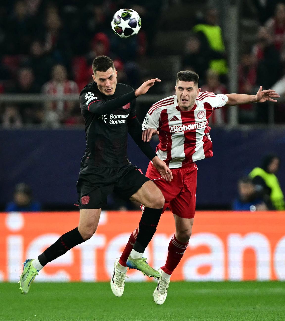 Patrik Schick (Bayer Leverkusen) und Lorenzo Pirola (Olympiakos) kämpfen. 