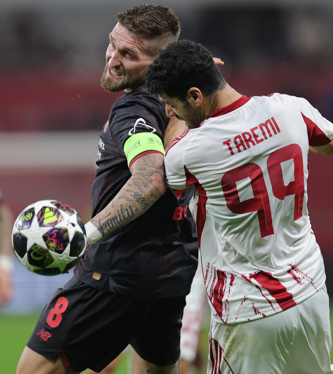 Mehdi Taremi (Olympiakos Piraeus, rechts) bedrängt den Leverkusener Robert Andrich