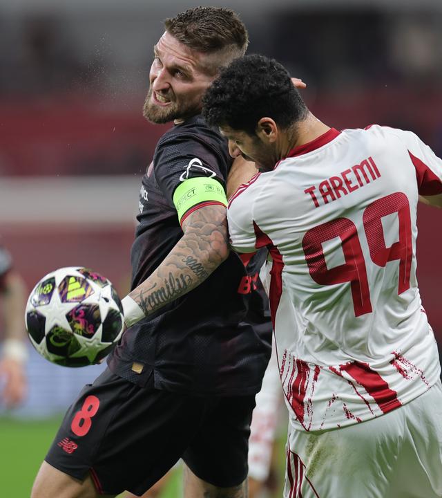 Mehdi Taremi (Olympiakos Piraeus, rechts) bedrängt den Leverkusener Robert Andrich