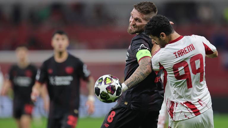 Mehdi Taremi (Olympiakos Piraeus, rechts) bedrängt den Leverkusener Robert Andrich