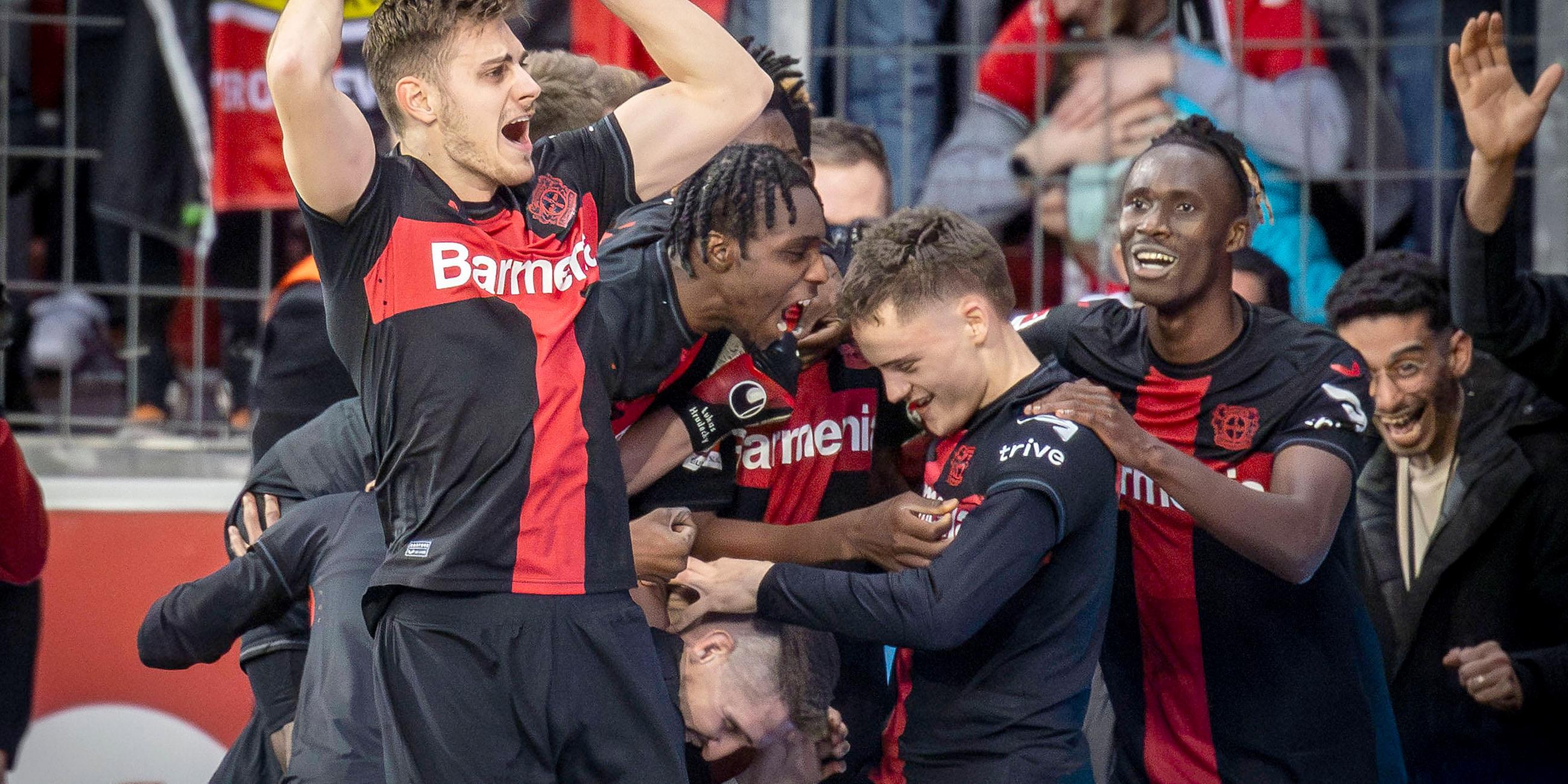 Bayer 04 Leverkusen gleicht in der Nachspielzeit zum 2:2 us: Torjubel um Robert Andrich (Bayer 04 Leverkusen, 8).