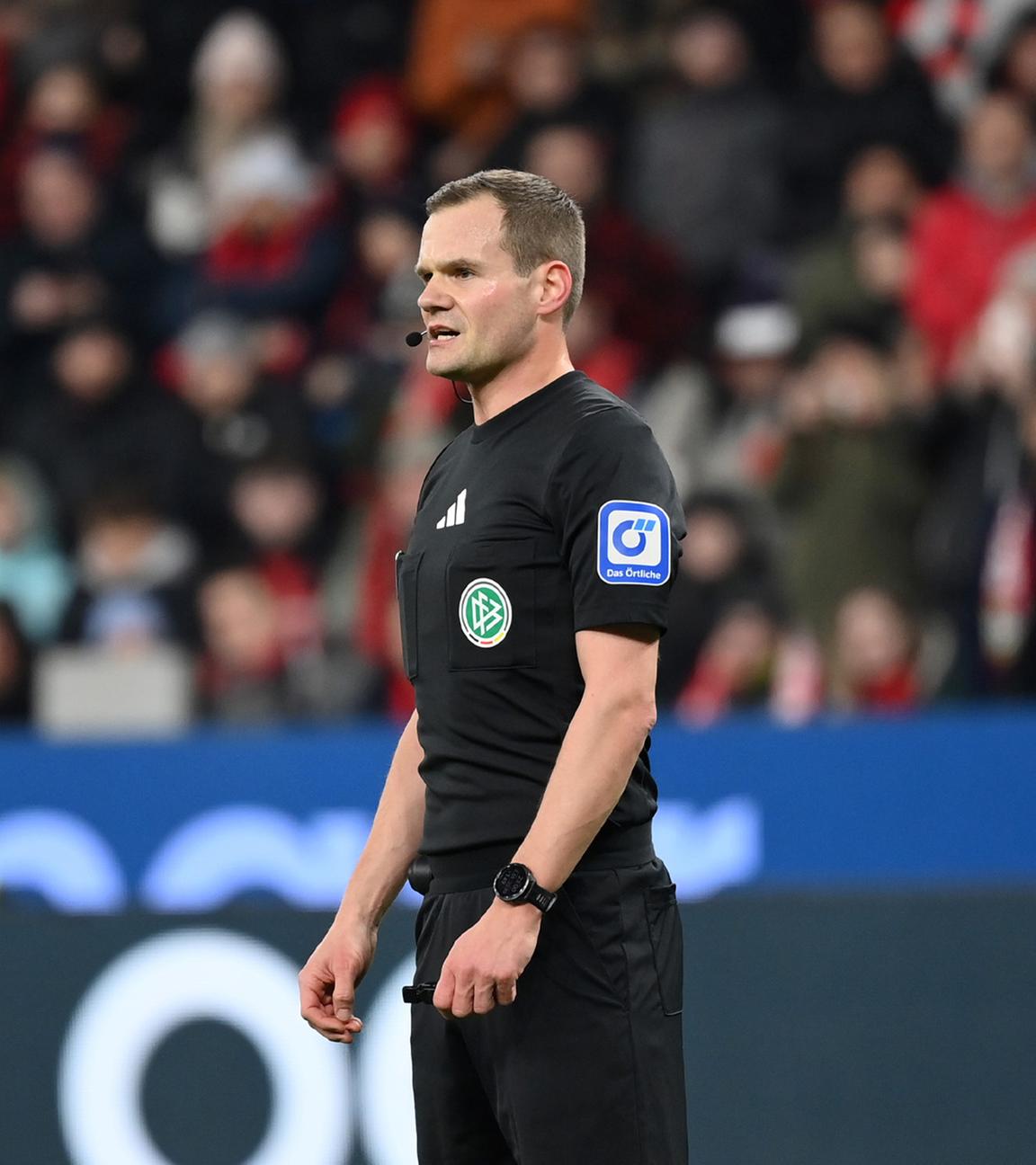 Stadiondurchsage von Schiedsrichter Dr. Robin Braun nach VAR Hinweis. Aufgenommen am 02.02.2025.