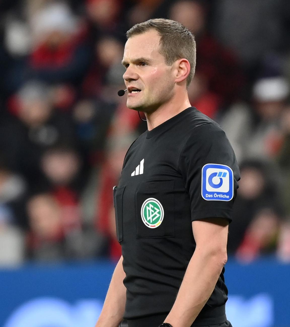 Stadiondurchsage von Schiedsrichter Dr. Robin Braun nach VAR Hinweis. Aufgenommen am 02.02.2025.