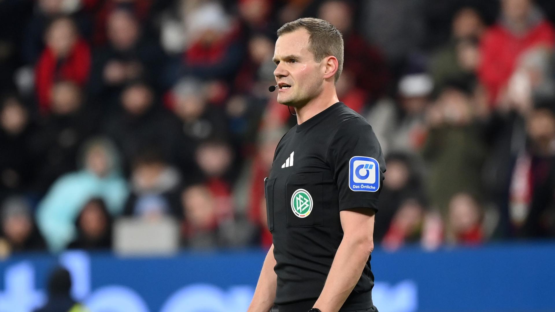 Stadiondurchsage von Schiedsrichter Dr. Robin Braun nach VAR Hinweis. Aufgenommen am 02.02.2025.