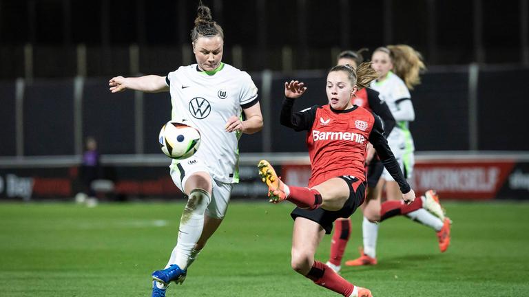 Marina Hegering (l.) im Kampf um den Ball mit Janou Levels