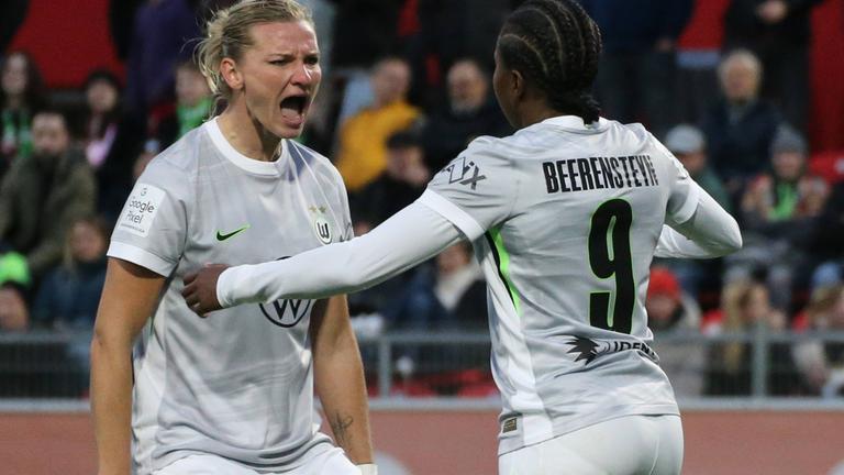 Lineth Beerensteyn (VfL Wolfsburg) jubelt. 