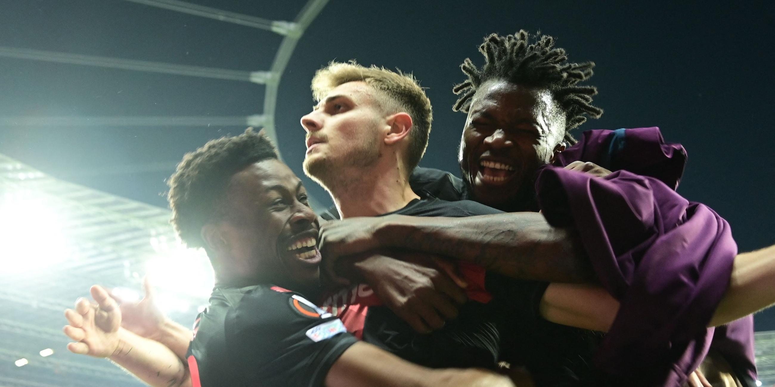 Europa-League, Halbfinal-Rückspiel Bayer Leverkusen - AS Rom am 9. Mai 2024: Josip Stanisic (mitte) wird für sein Tor zum 2:2 gefeiert.