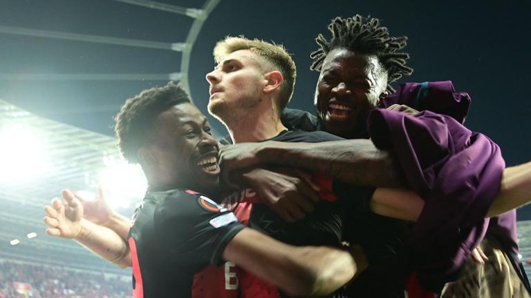 Europa-League, Halbfinal-Rückspiel Bayer Leverkusen - AS Rom am 9. Mai 2024: Josip Stanisic (mitte) wird für sein Tor zum 2:2 gefeiert.