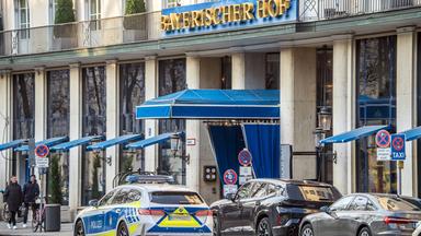 Polizei sichert das Hotel Bayerischer Hof