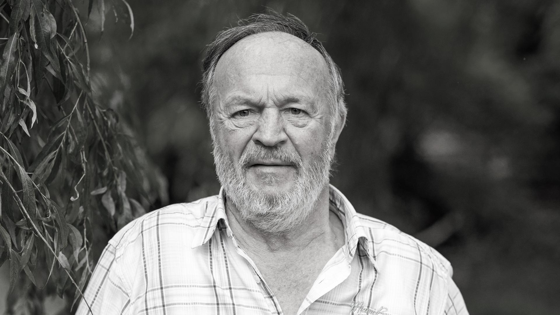 Archiv: Fredl Fesl, niederbayerischer Musiker und Sänger, steht an einem alten Anhänger unter einer Weide in seinem Garten. 