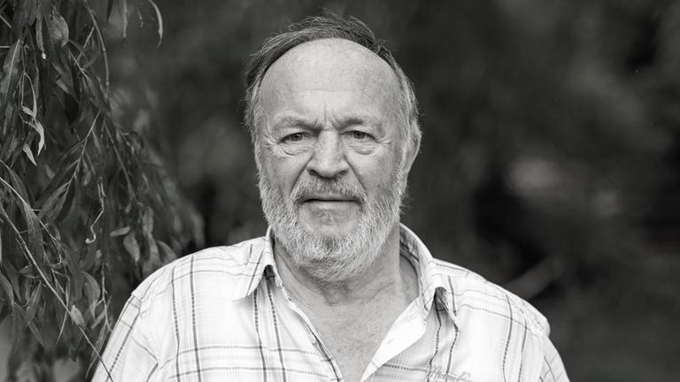 Archiv: Fredl Fesl, niederbayerischer Musiker und Sänger, steht an einem alten Anhänger unter einer Weide in seinem Garten. 