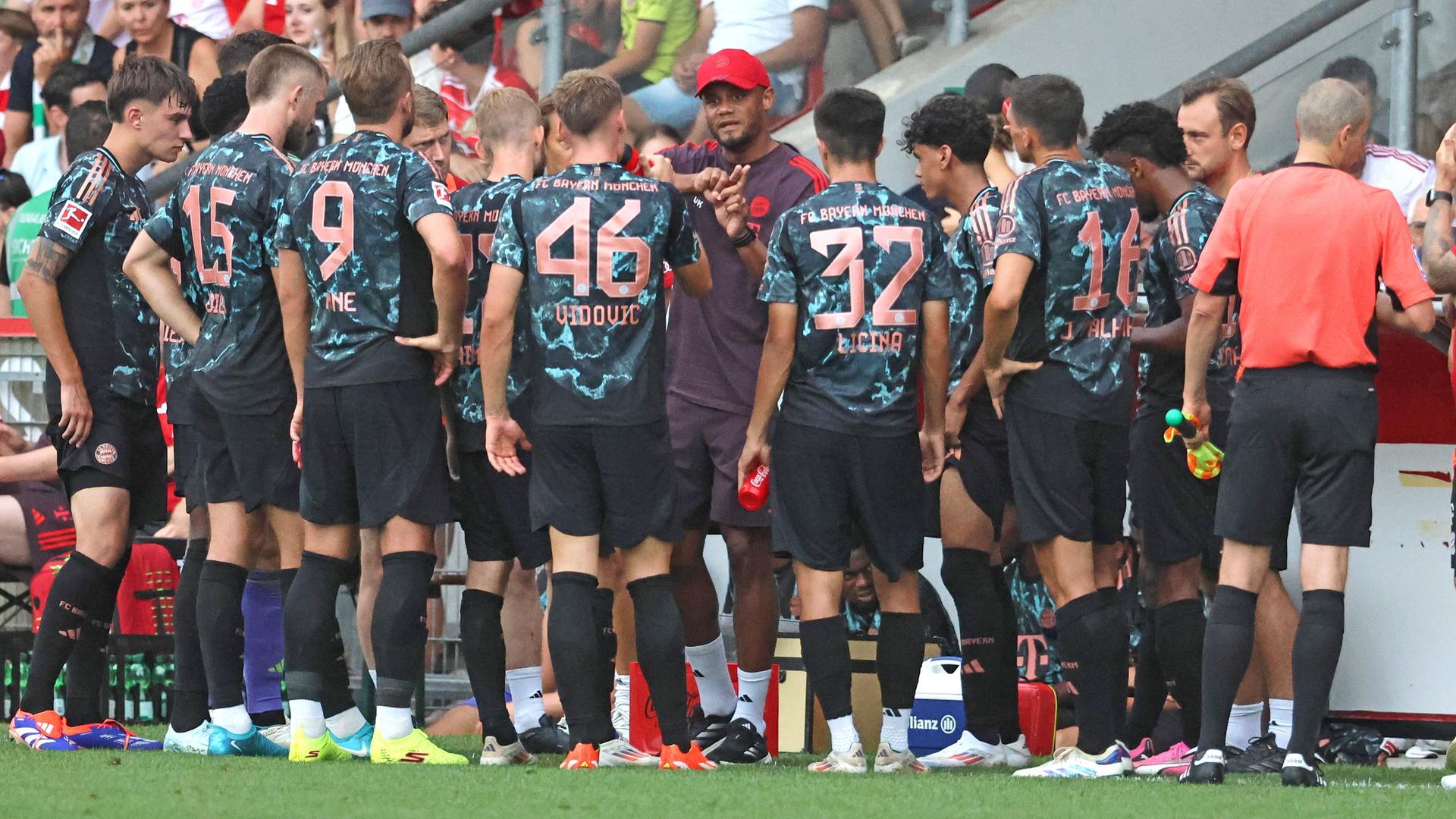 Bayern-Trainer Vincent Kompany (Mitte) bespricht sich mit seinen Spielern im Testspiel gegen WSG Tirol am 13.08.2024 
