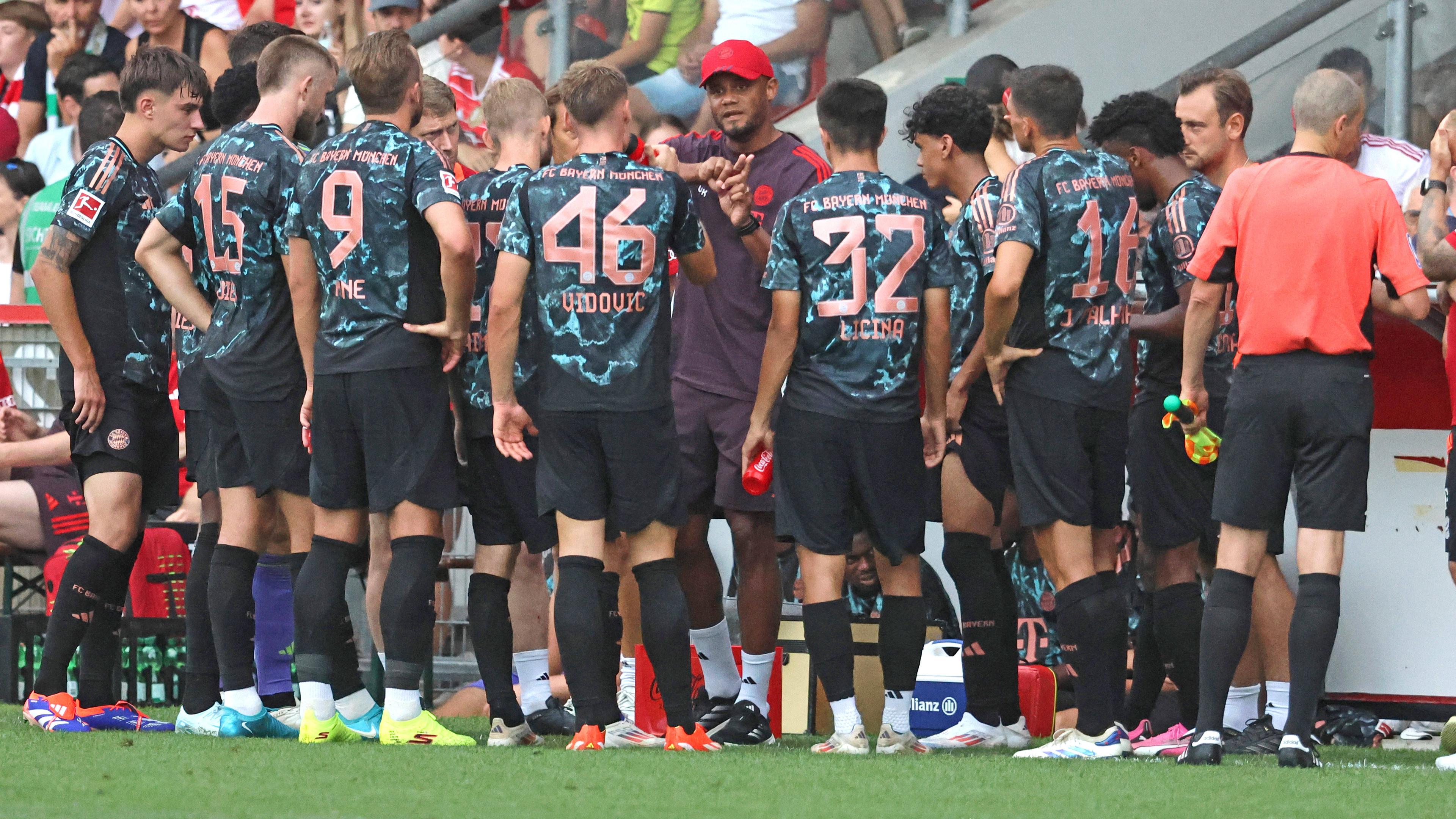 Bayern-Trainer Vincent Kompany (Mitte) bespricht sich mit seinen Spielern im Testspiel gegen WSG Tirol am 13.08.2024 