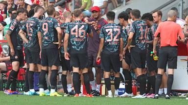 Bayern-Trainer Vincent Kompany (Mitte) bespricht sich mit seinen Spielern im Testspiel gegen WSG Tirol am 13.08.2024 