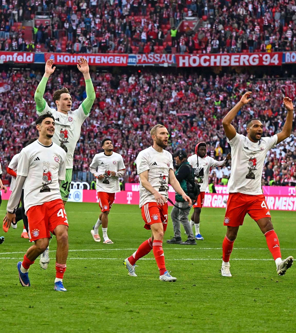 Die Spieler des FC Bayern München (Torwart Manuel Neuer, Aleksandar Pavlović, Torwart Jonas Urbig, Konrad Laimer und Jonathan Tah) jubeln nach dem Spiel gegen den VfB Stuttgart.