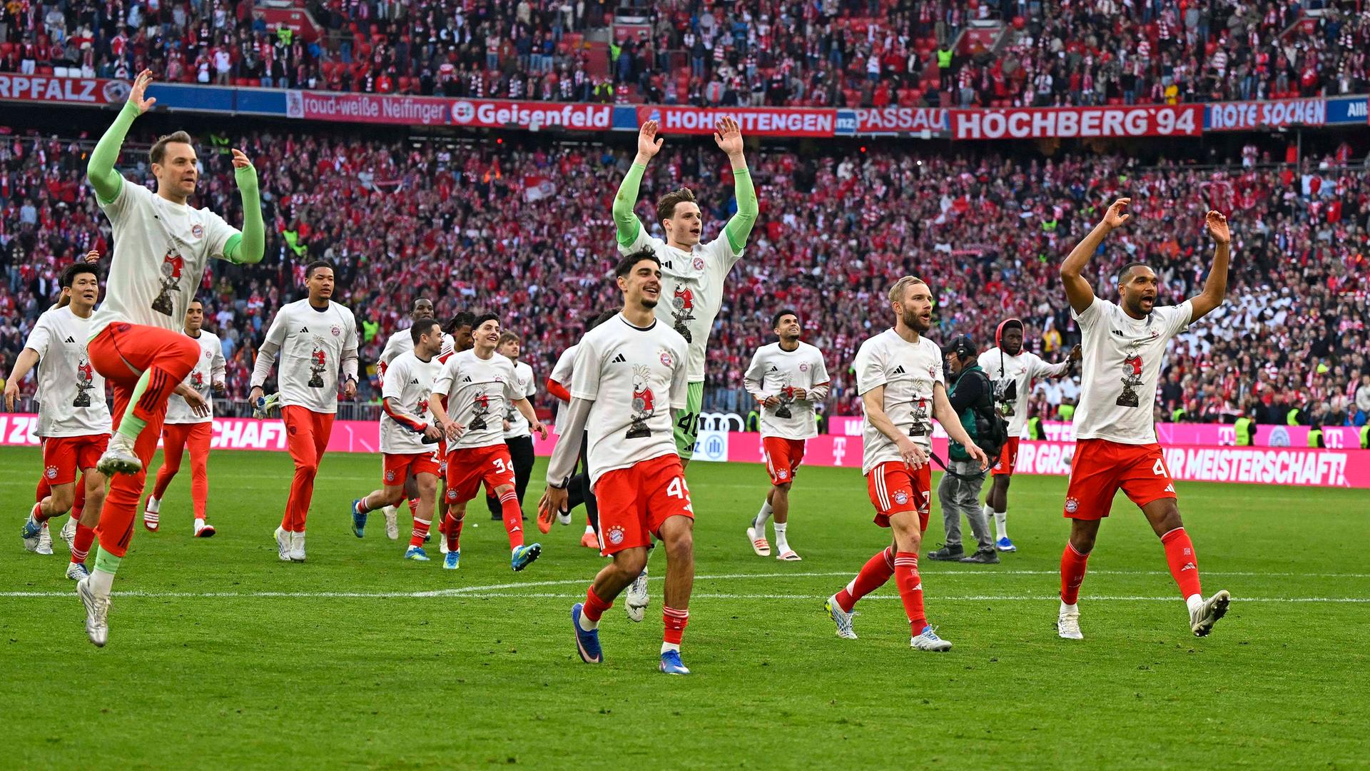 Die Spieler des FC Bayern München (Torwart Manuel Neuer, Aleksandar Pavlović, Torwart Jonas Urbig, Konrad Laimer und Jonathan Tah) jubeln nach dem Spiel gegen den VfB Stuttgart.