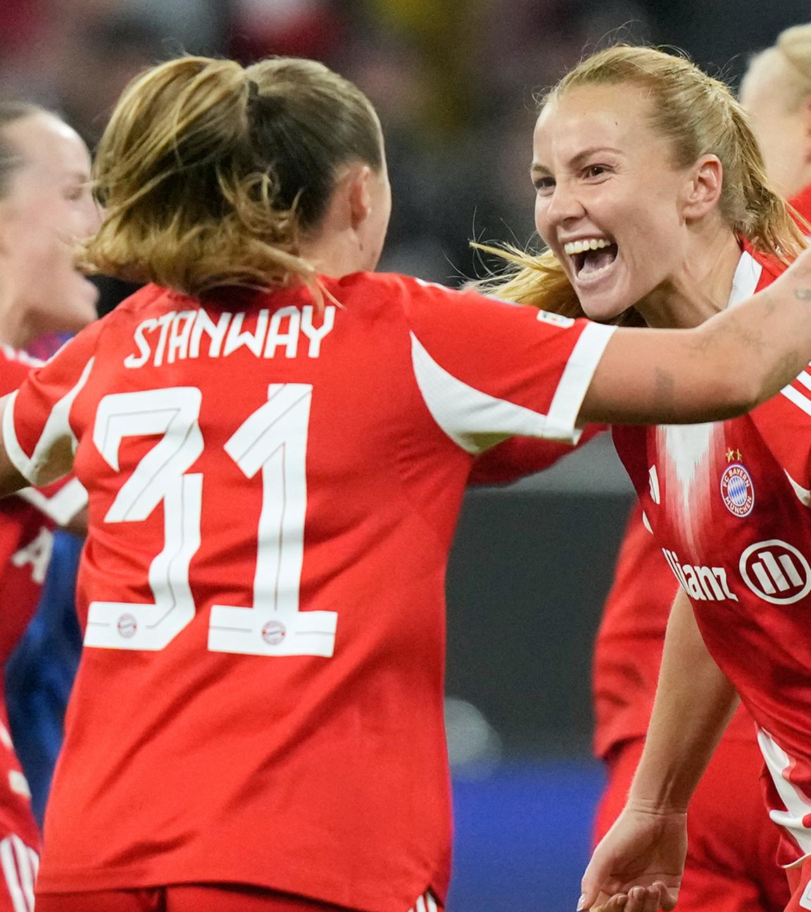 Jubelnde Spielerinnen des FC Bayern München