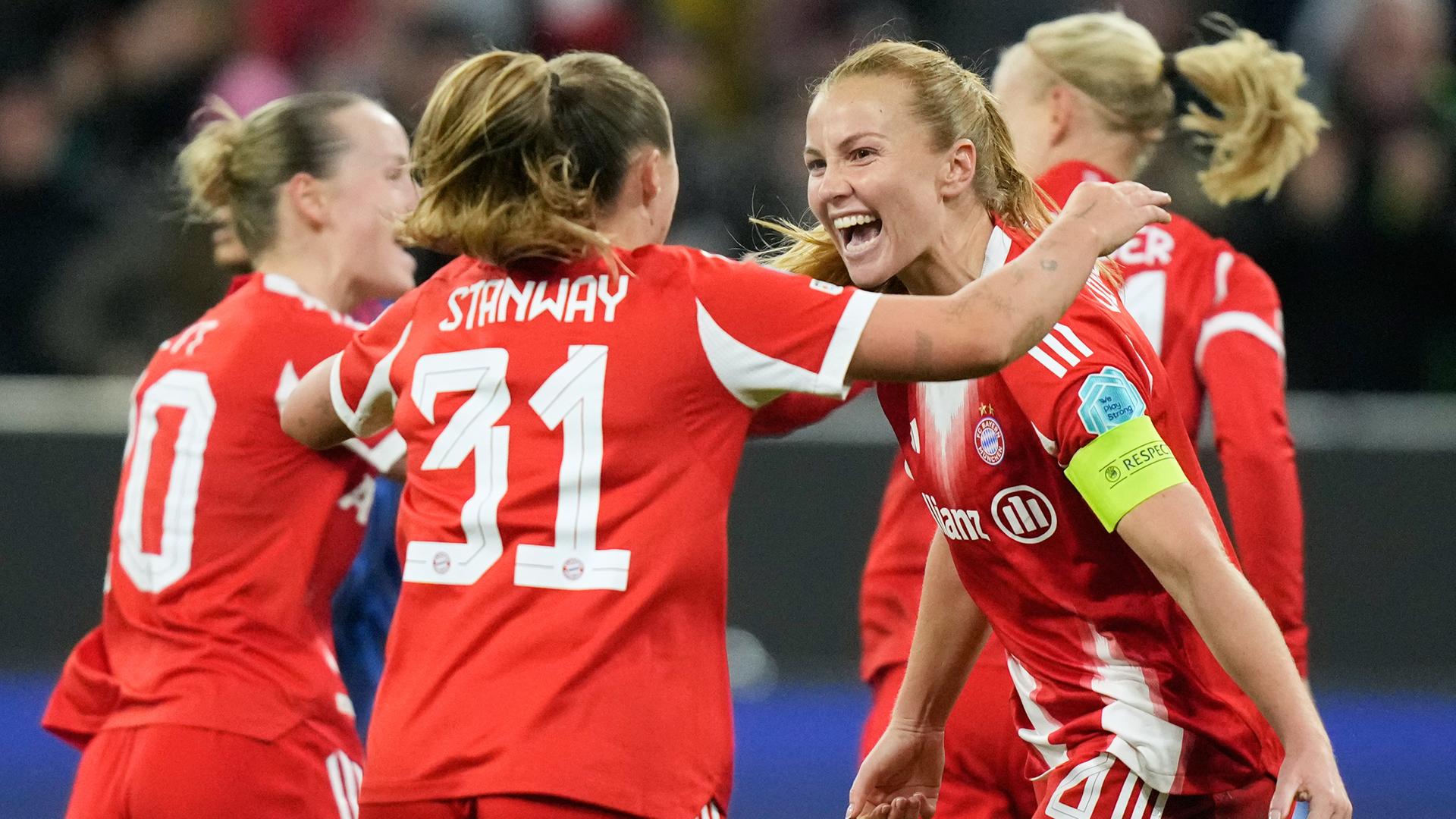 Jubelnde Spielerinnen des FC Bayern München