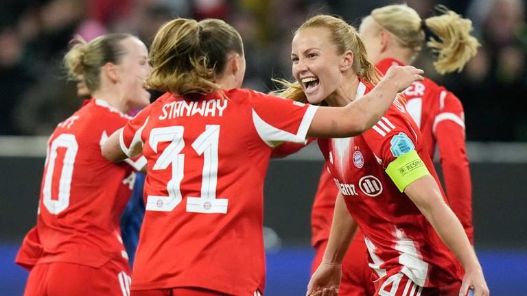 Jubelnde Spielerinnen des FC Bayern München