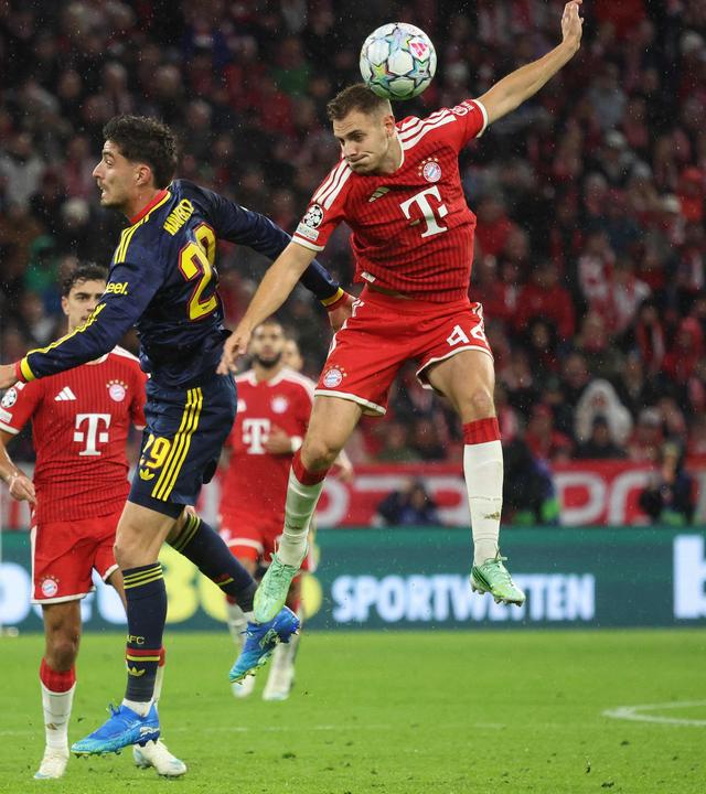  Arsenals Kai Havertz (l.) im Duell mit Bayerns Josip Stanisic beim Champions-League-Spiel zwischen dem FC Bayern München und dem FC Arsenal.