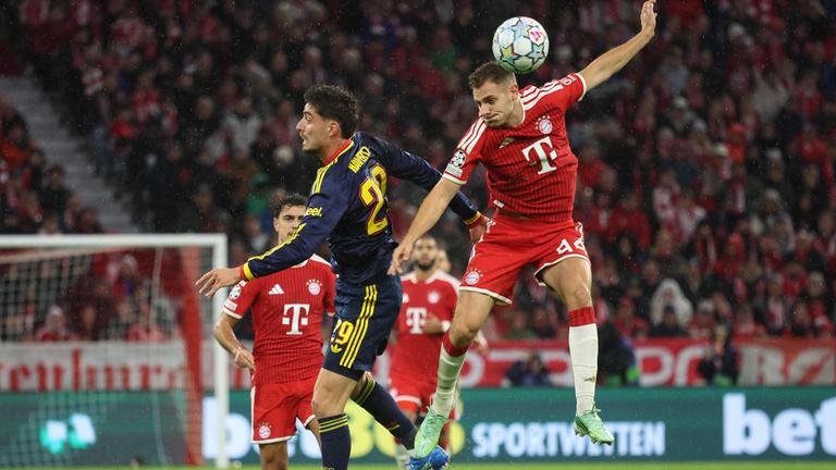  Arsenals Kai Havertz (l.) im Duell mit Bayerns Josip Stanisic beim Champions-League-Spiel zwischen dem FC Bayern München und dem FC Arsenal.