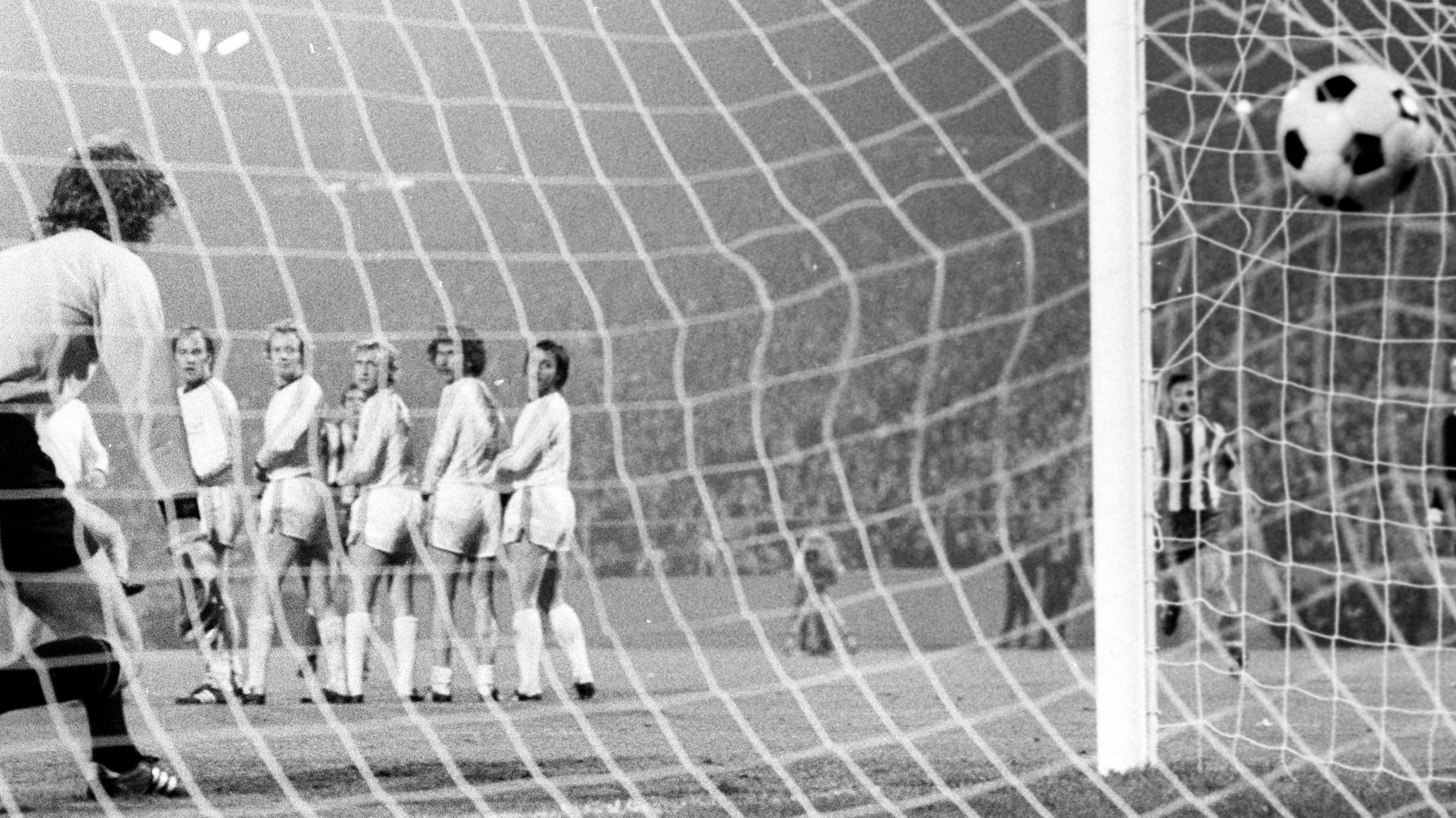 Archiv: or für Madrid gegen Torwart Sepp Maier, Franz Roth, Johnny Hansen, Bernd Dürnberger, Paul Breitner und Jupp Kapellmann am 15.05.1974