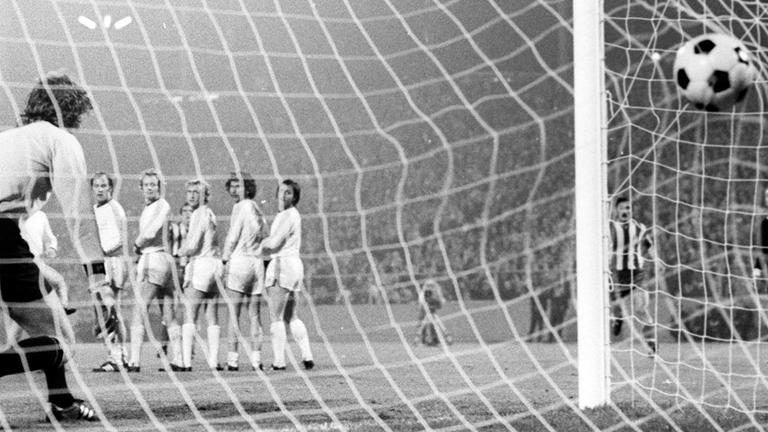 Archiv: or für Madrid gegen Torwart Sepp Maier, Franz Roth, Johnny Hansen, Bernd Dürnberger, Paul Breitner und Jupp Kapellmann am 15.05.1974