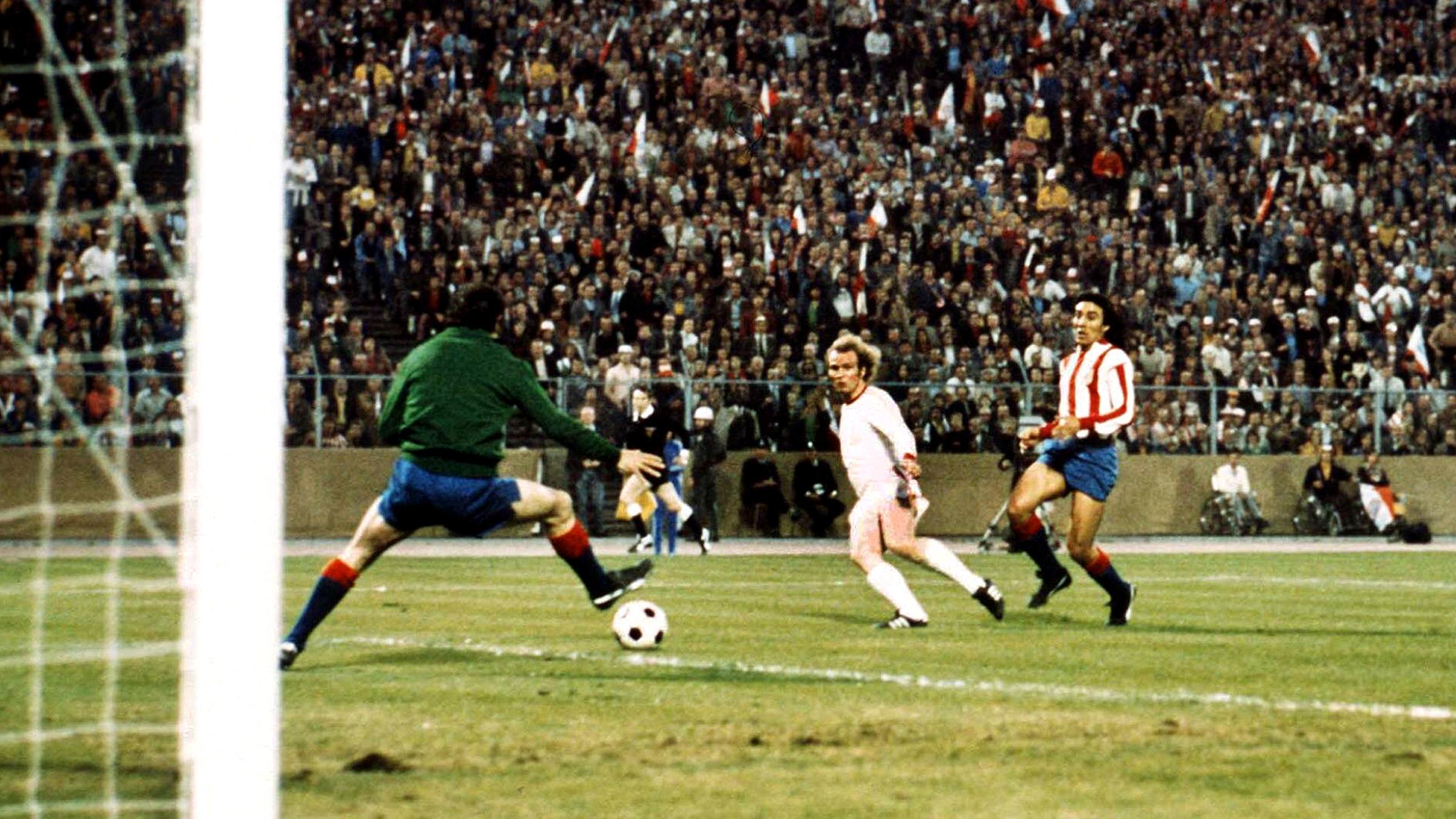 Archiv: Uli Hoeneß schießt das 1:0.