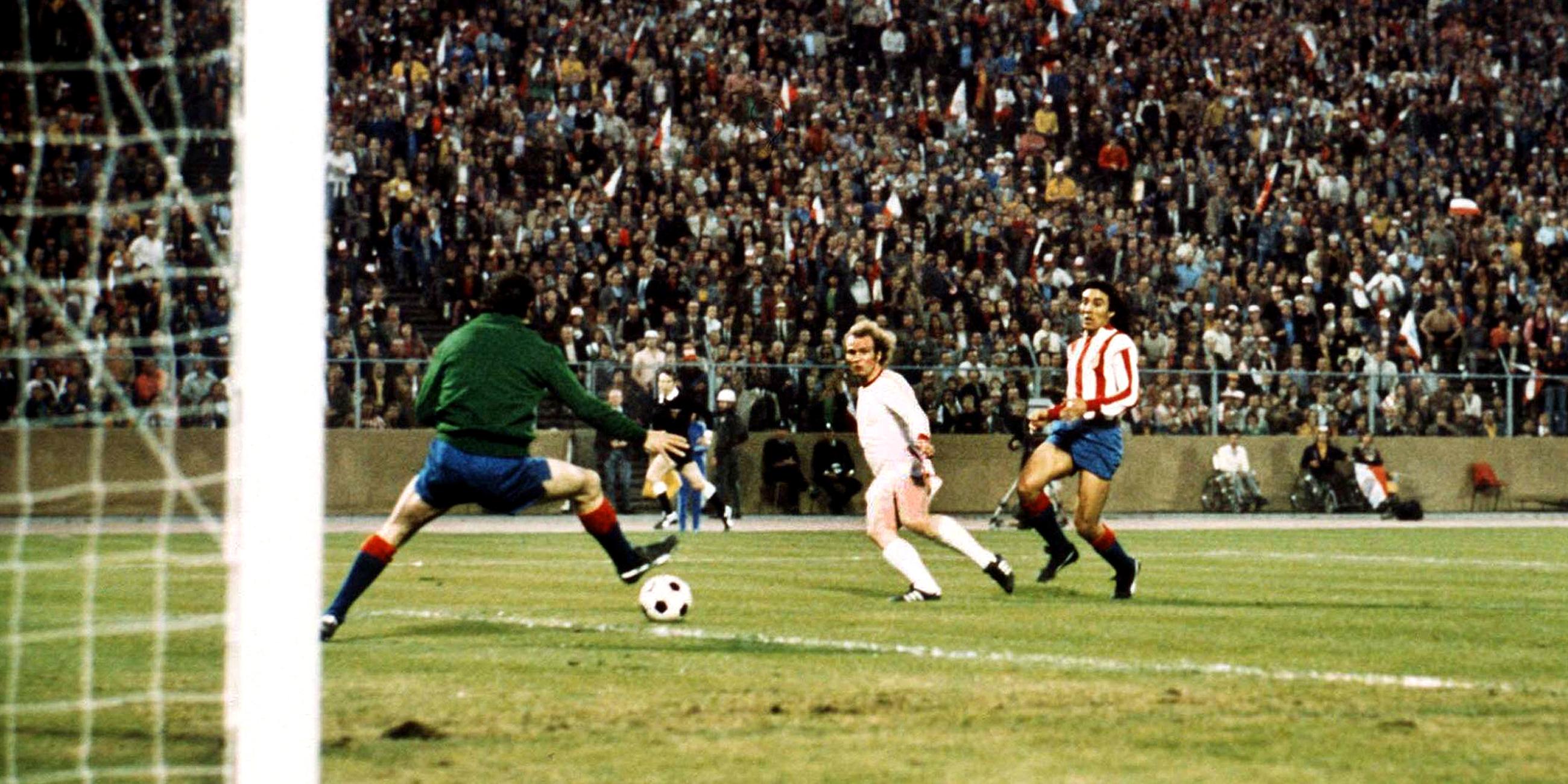 Archiv: Uli Hoeneß schießt das 1:0.