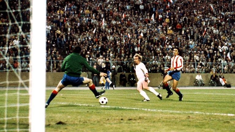 Archiv: Uli Hoeneß schießt das 1:0.