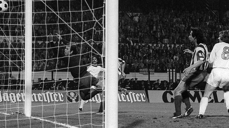 Archiv: Gerd Müller trifft zum 2:0. 