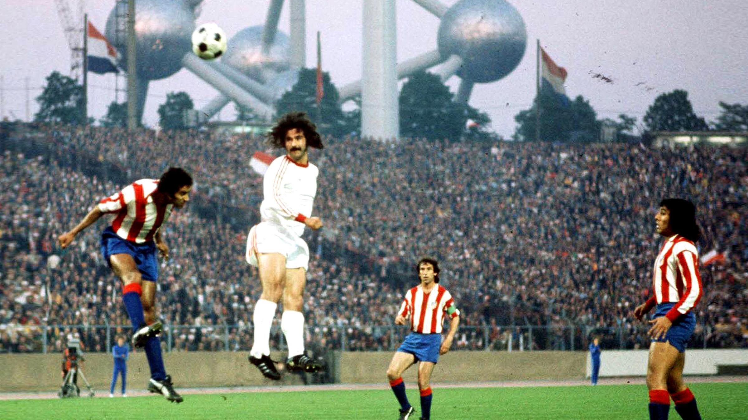 Archiv: Gerd Müller beim Kopfball.