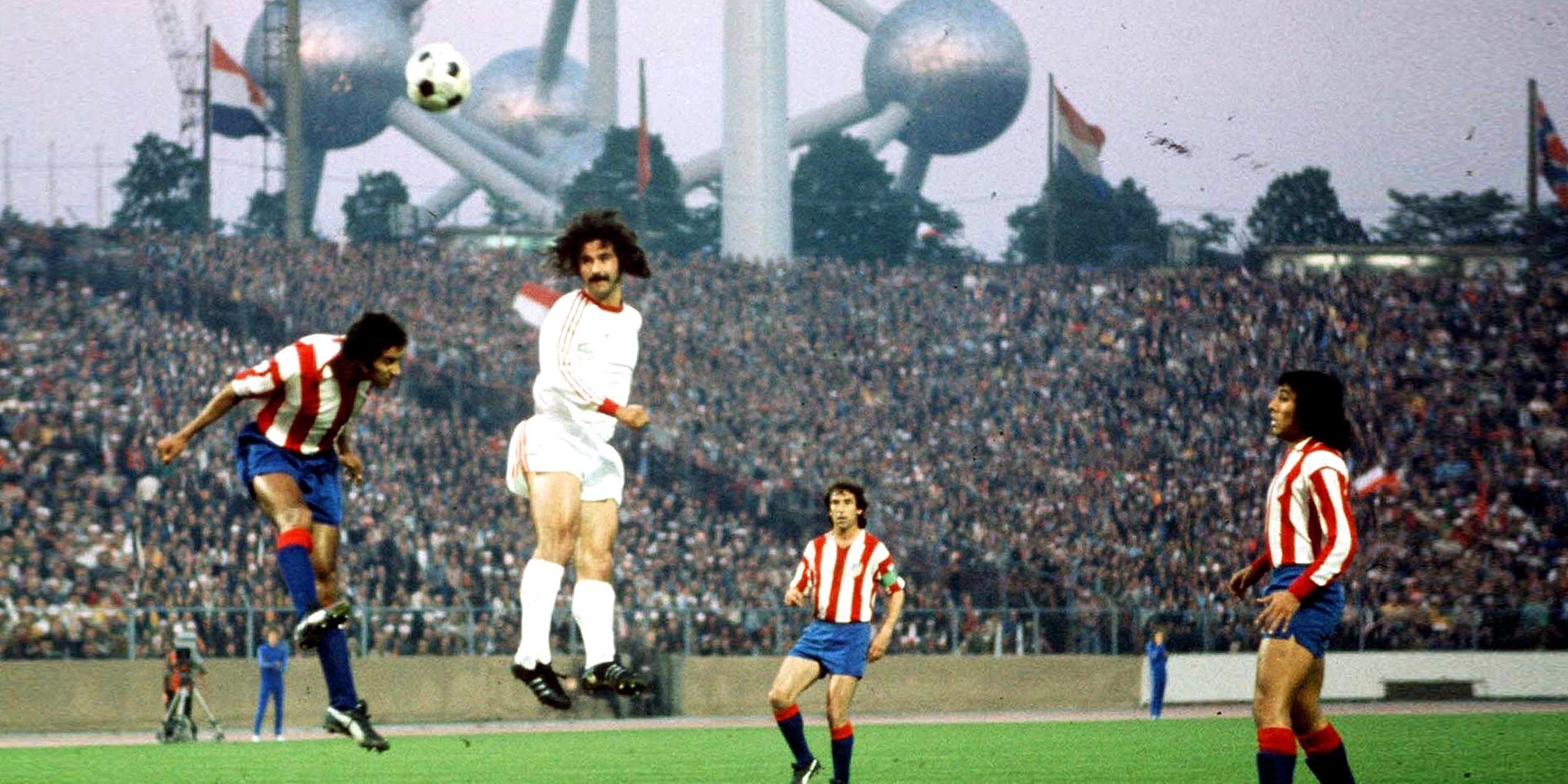 Archiv: Gerd Müller beim Kopfball.