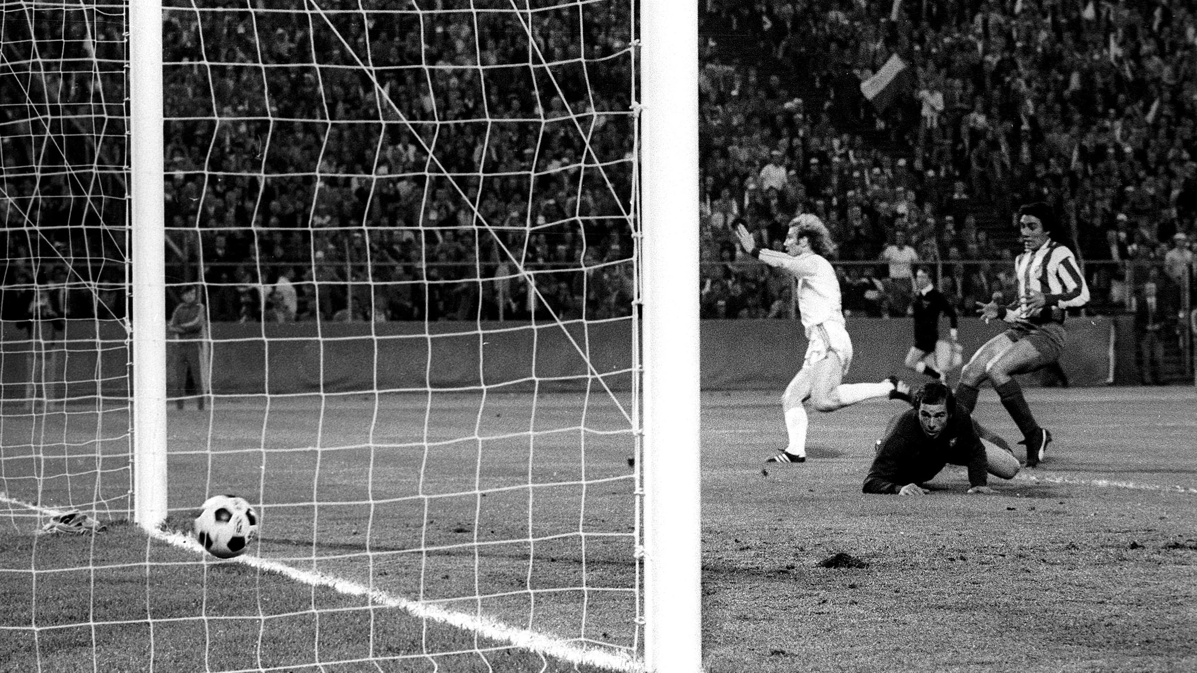 Archiv: Uli Hoeneß schießt das 4:0. 