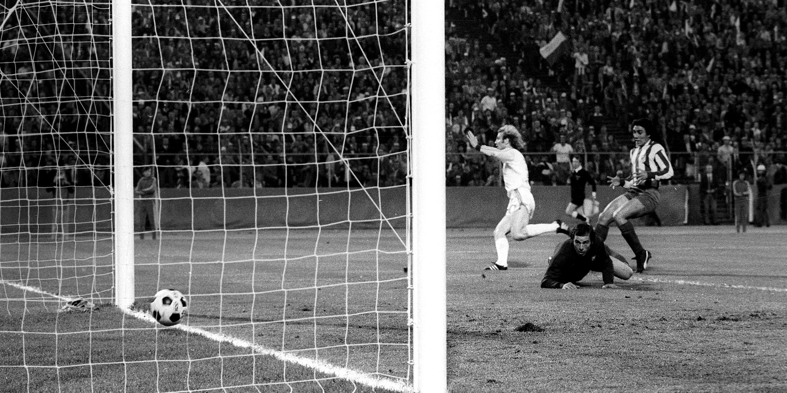 Archiv: Uli Hoeneß schießt das 4:0. 