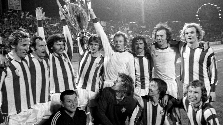 Archiv: Die Bayernspieler halten jubelnd den Pokal. 