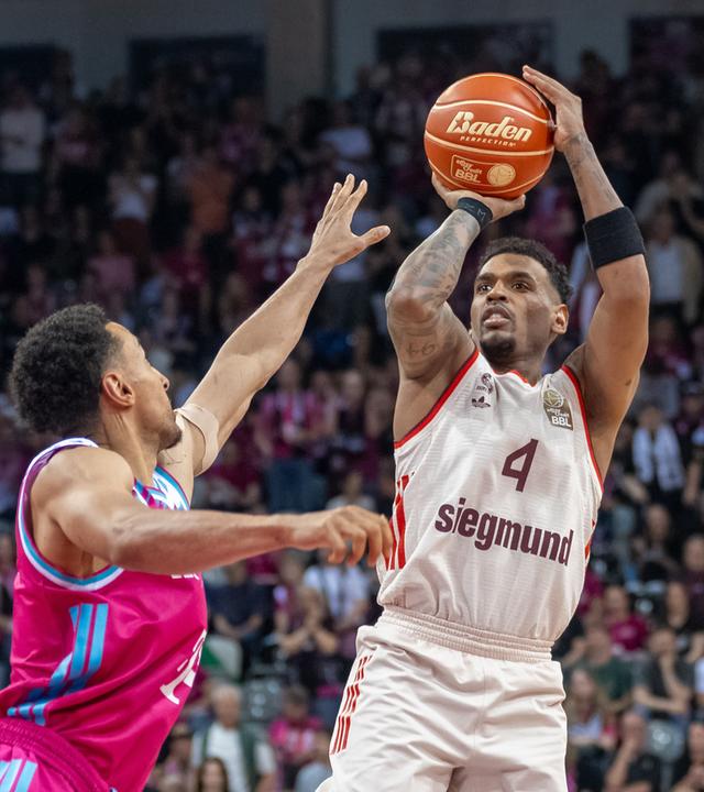 Joel Aminu (Telekom Baskets Bonn) versucht, einen Wurf von Xavier Rathan Mayes zu blocken