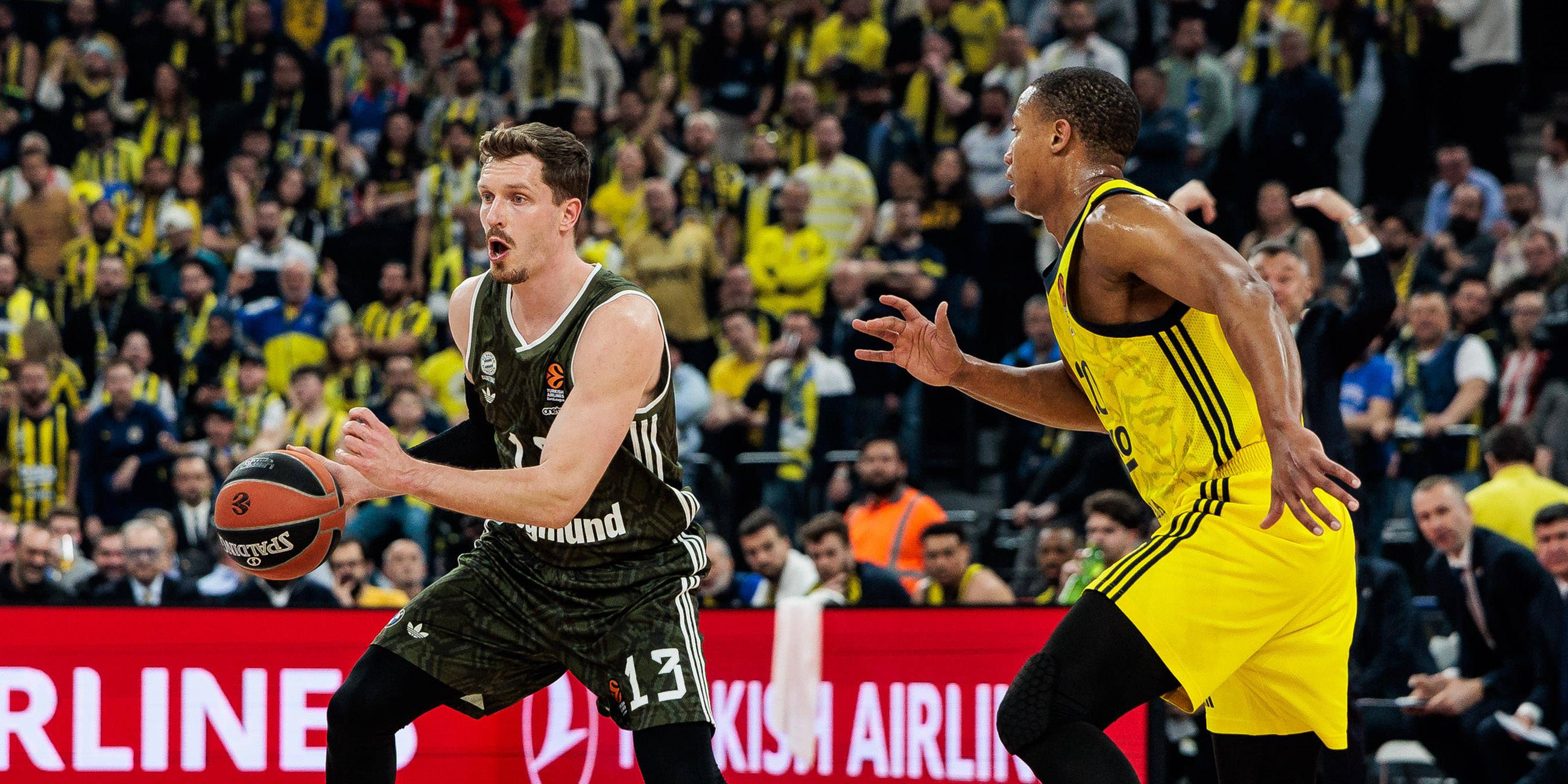 Euroleague, FC Bayern - Fenerbahce Istanbul: Andreas Andi Obst (FC Bayern München) umdribbelt Devon Hall (Fenerbahce / rechts) 
