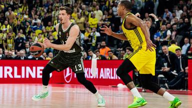 Euroleague, FC Bayern - Fenerbahce Istanbul: Andreas Andi Obst (FC Bayern München) umdribbelt Devon Hall (Fenerbahce / rechts) 