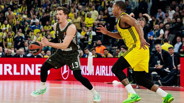 Euroleague, FC Bayern - Fenerbahce Istanbul: Andreas Andi Obst (FC Bayern München) umdribbelt Devon Hall (Fenerbahce / rechts) 