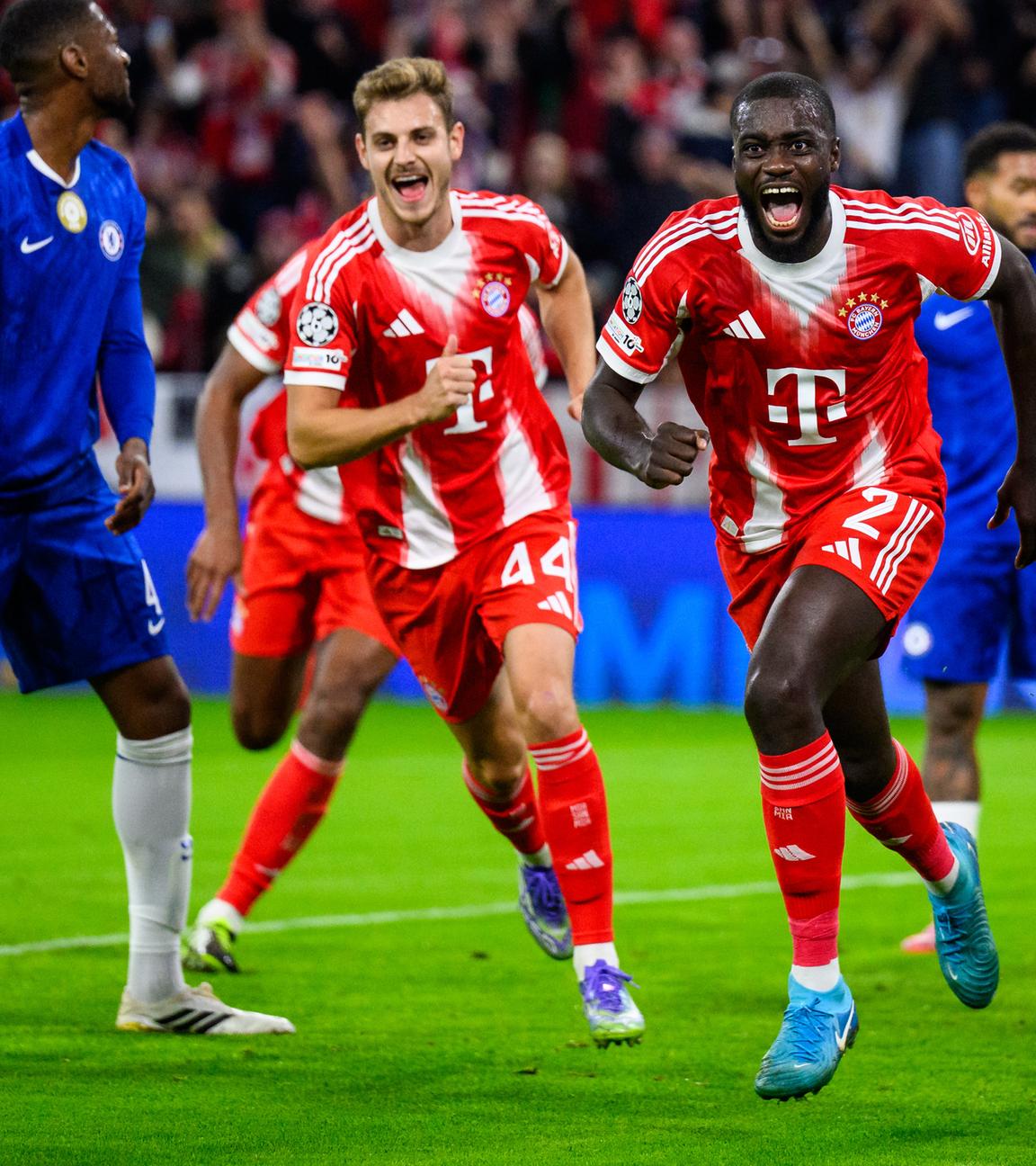Champions League, Bayern München - FC Chelsea: Dayot Upamecano (r.) und Josip Stanisic (Mitte) jubeln nach Eigentor von Chelsea
