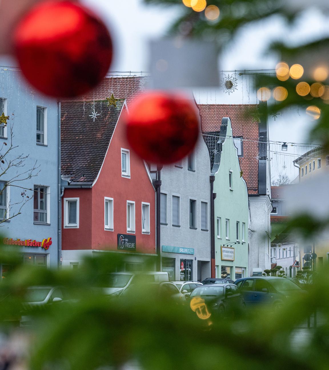 Bayern, Dingolfing: Im Stadtzentrum von Dingolfing steht ein Weihnachtsbaum.