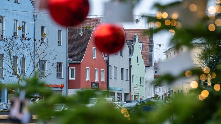 Bayern, Dingolfing: Im Stadtzentrum von Dingolfing steht ein Weihnachtsbaum.