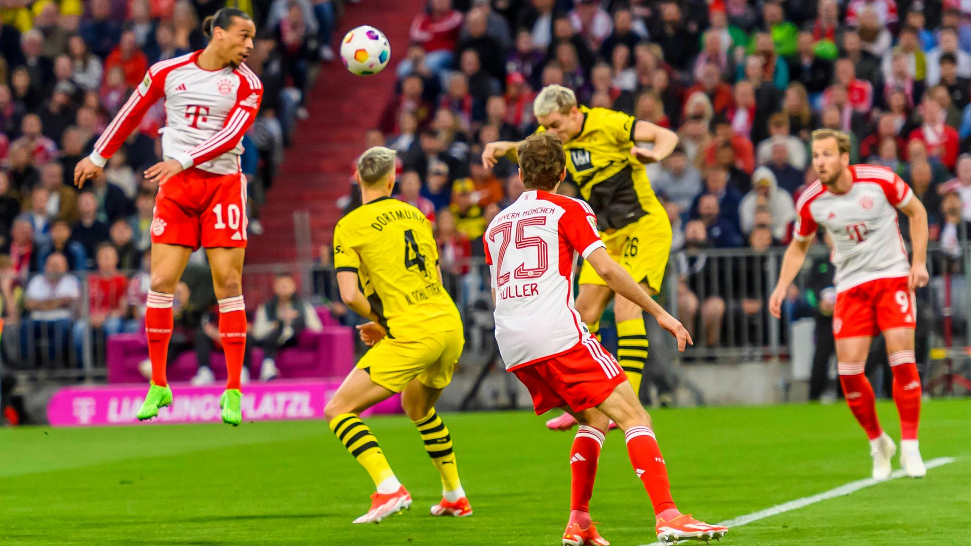 Bayerns Leroy Sane in Aktion beim Spiel gegen Dortmund am 30.03.2024.