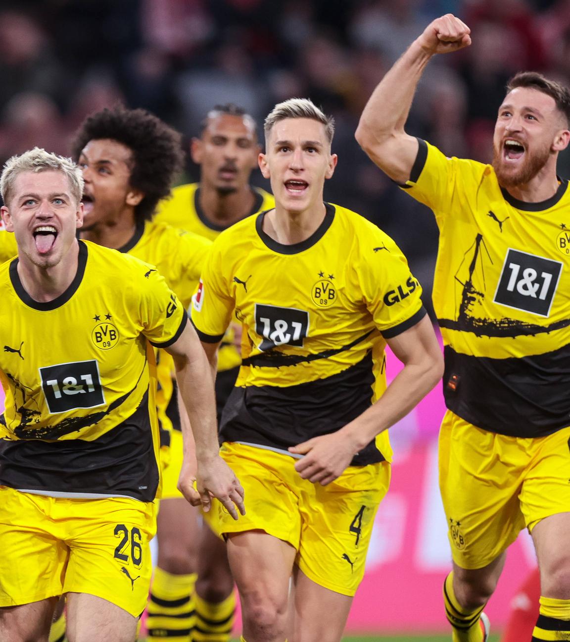 Die Spieler des BVB bejubeln das Tor zum 0:2 durch Julian Ryerson beim Spiel gegen Bayern am 30.03.2024.