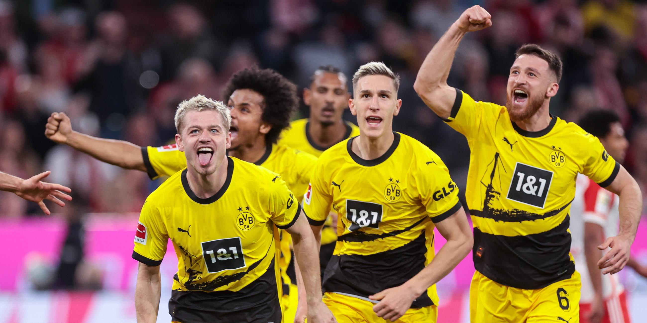Die Spieler des BVB bejubeln das Tor zum 0:2 durch Julian Ryerson beim Spiel gegen Bayern am 30.03.2024.
