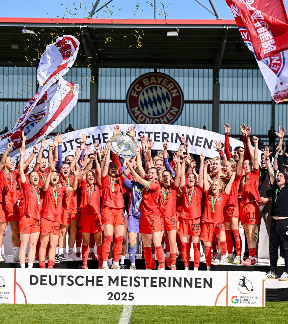 Sydney Lohmann (FCB) im Zweikampf mit der Essenerin Jacqueline Meissner (links)