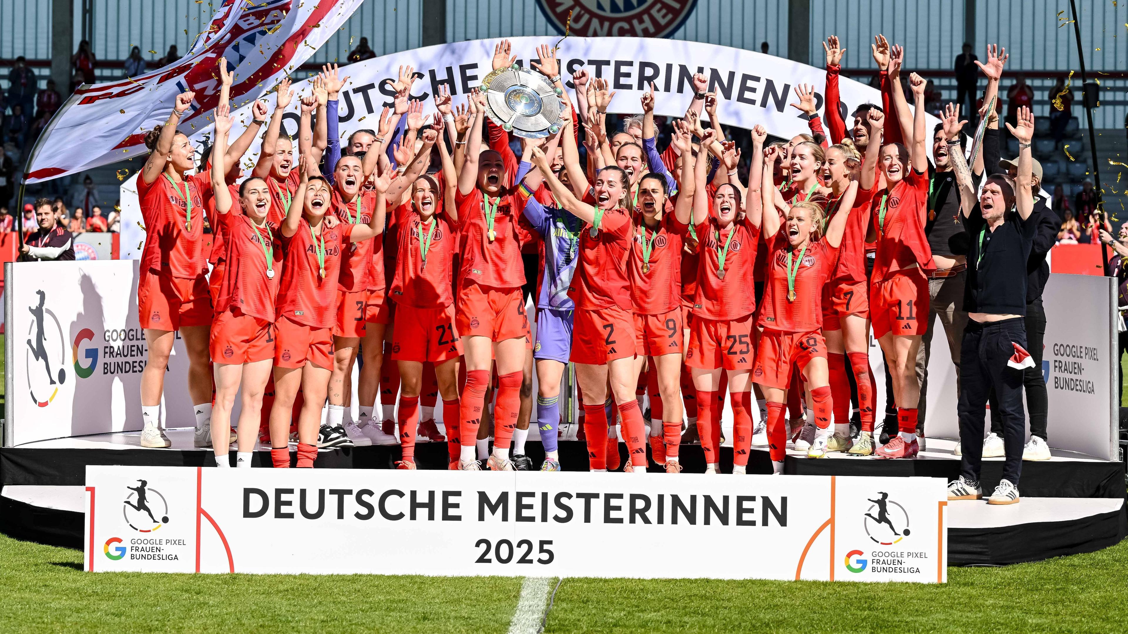 Sydney Lohmann (FCB) im Zweikampf mit der Essenerin Jacqueline Meissner (links)