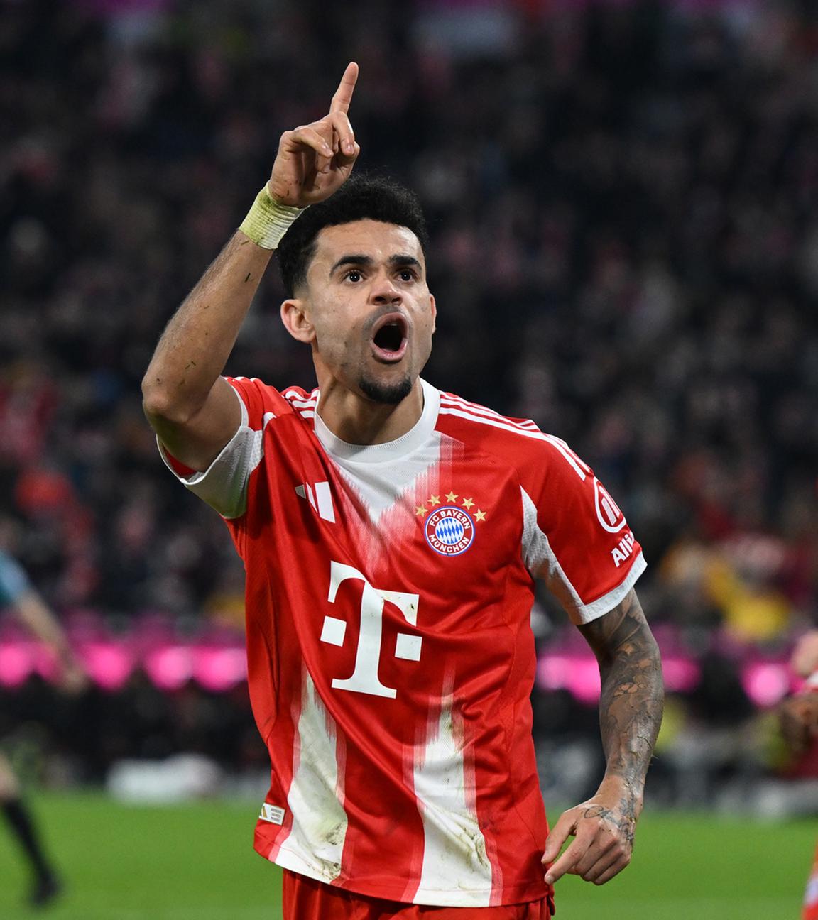 In der Bundesliga, im Spiel zwischen Bayern München und FC St. Pauli in der Allianz Arena, jubelt Luis Díaz (Bayern München) nach seinem Tor zum 2:1