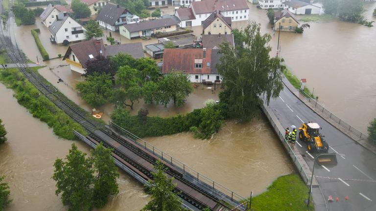 Bayern, Fischach: Luftaufnahme mit Drohne zeigt den überfluteten Ort Fischach.